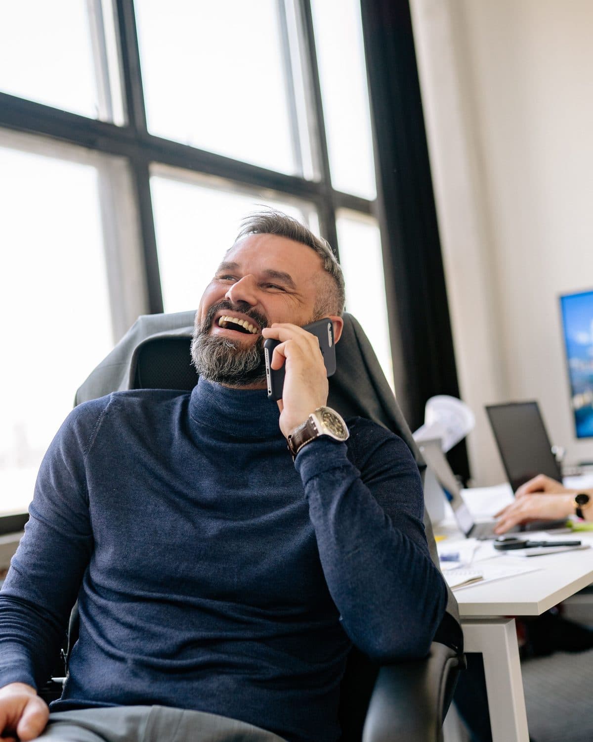 Een professional in een ontspannen telefoongesprek